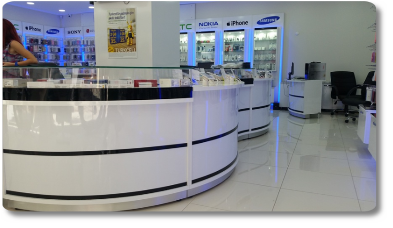 Kenar gsm magaza dekorasyon  iletişim ve elektronik sektörüne 2000 yılından bu yana profesyonel olarak mağaza  dekorasyonu alanında hizmet vermektedir. Ürün gruplarımız içerisinde cep telefonu bankoları camlı vitrinler aksesuar panoları  ödeme bankoları satış tezgahları teşhir standları telefon kulubeleri ve komple telefoncu dekorasyonu uygulamaları bulunmaktadır. Bunun yanı sıra üretici firma olmanın avantajını da kullanarak sizin özel istek ve tasarımlarınıza da cevap vermekteyiz. 