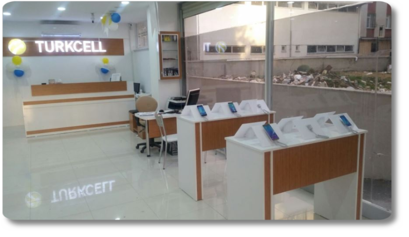 Kenar gsm magaza dekorasyon  iletişim ve elektronik sektörüne 2000 yılından bu yana profesyonel olarak mağaza  dekorasyonu alanında hizmet vermektedir. Ürün gruplarımız içerisinde cep telefonu bankoları camlı vitrinler aksesuar panoları  ödeme bankoları satış tezgahları teşhir standları telefon kulubeleri ve komple telefoncu dekorasyonu uygulamaları bulunmaktadır. Bunun yanı sıra üretici firma olmanın avantajını da kullanarak sizin özel istek ve tasarımlarınıza da cevap vermekteyiz. 